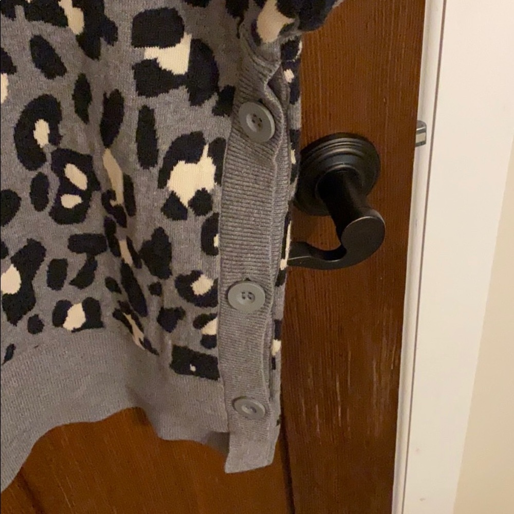 BRAND NEW Stella & Dot side-button leopard sweater - Picture 2 of 4